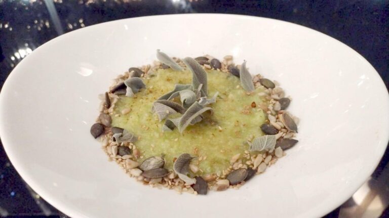 CREMA VEGAN DI PORRO E MELA, IN SEMI E SALVIA