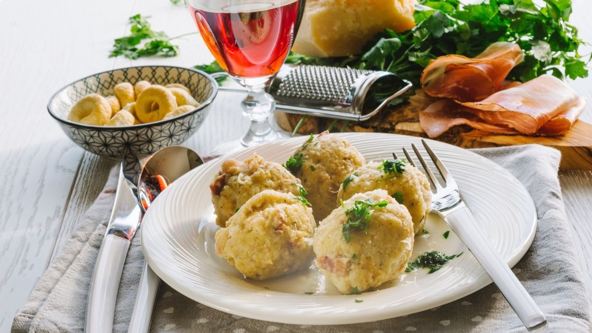 Gnocchi di pane al prosciutto.