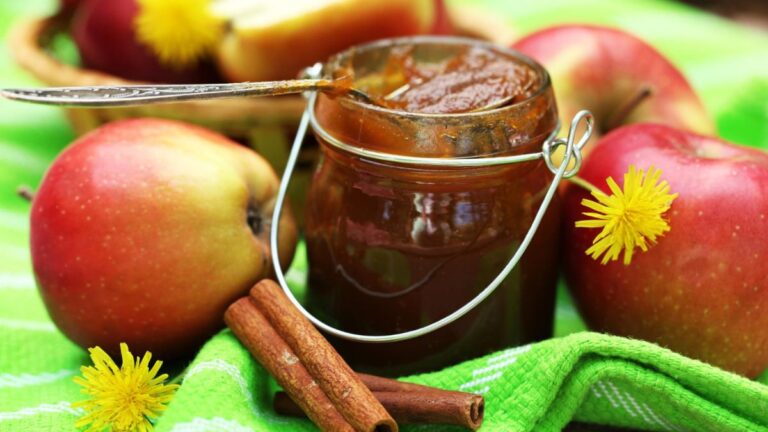 Le bucce di mela diventano marmellata