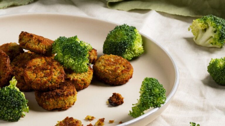 Polpette di gambi di broccoli alle erbe aromatiche al forno