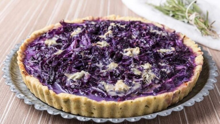 Torta salata al cavolo rosso e gorgonzola