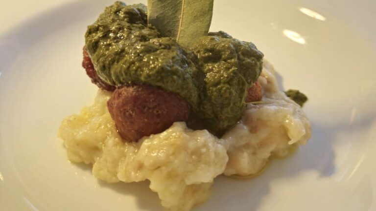 Broccoletti e salsiccia con pane cotto all’alloro