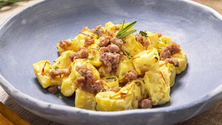 Gnocchi di polenta con salsiccia: il recupero diventa tradizione