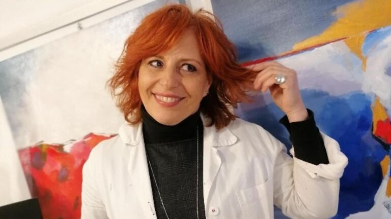 Il graffio forte e gentile di Roberta Fanfarillo nella città dei Ciclopi