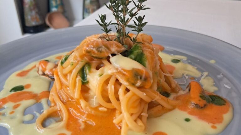 Spaghetto con cozze, salsa di datterino bianco e peperone rosso Sweet Palermo “AgriPeppe”
