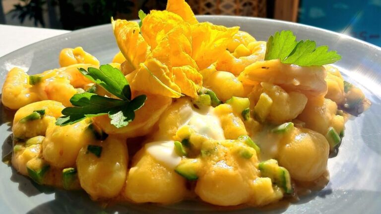 Gnocchetti acqua e farina con zucchina bianca di Fondi, gamberi e fonduta di pecorino