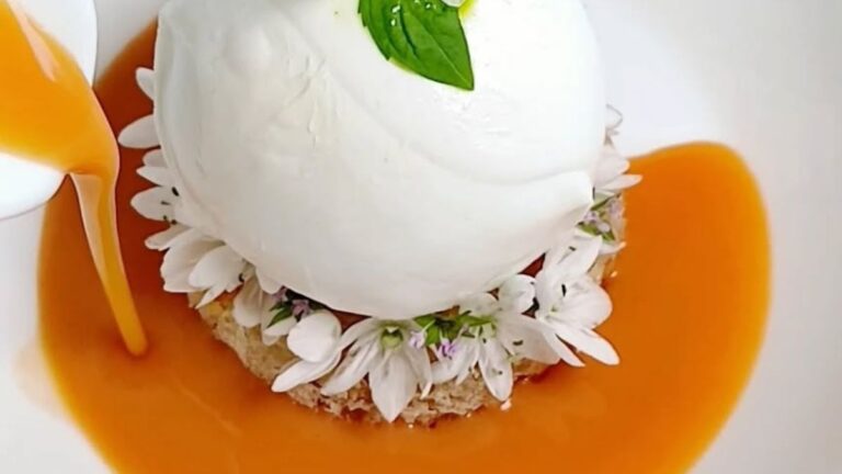 La nuova Caprese con mozzarella bufala e gazpacho.
