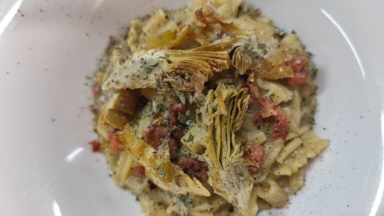 Pasta mista con carciofi e salsiccia