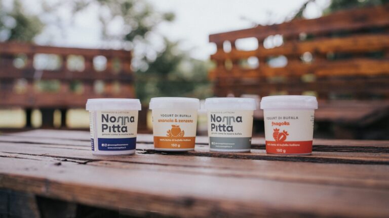 Estate e idratazione: zuppa fredda di cetriolo, yogurt e menta servita fresca su tavola chiara