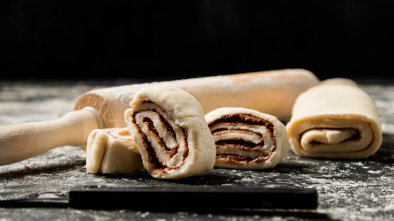 Cornetti artigianali appena sfornati alla Cornetteria di David, nuovo profumo di Isola del Liri.