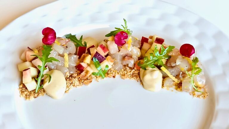 Frisella ciociara estiva con tartare di branzino, ricetta dal magazine luglio Ciociaria&Cucina